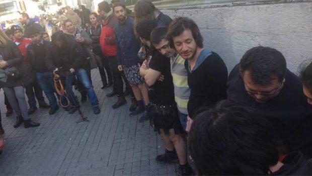 Erkeklerden Taksim'de Özgecan için etekli eylem
