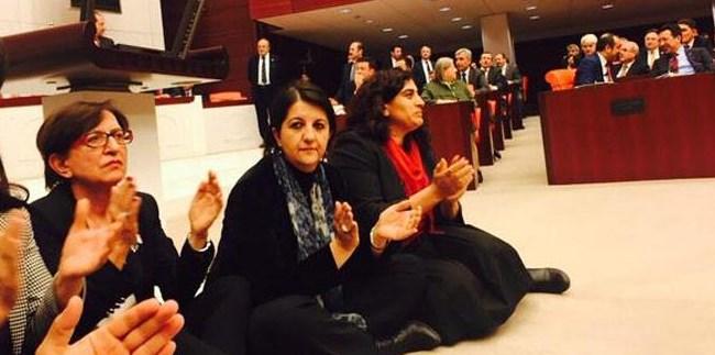 TBMM'de milletvekillerinden oturma eylemi