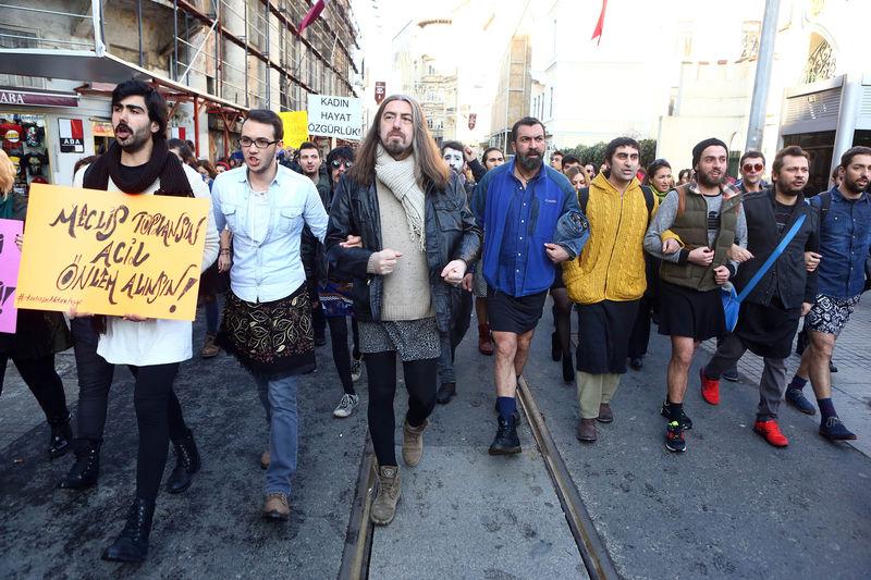Erkeklerden Taksim'de Özgecan için etekli eylem