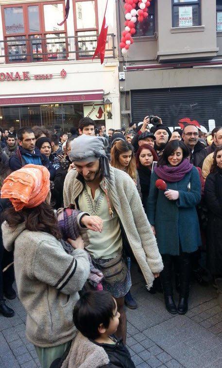 Erkeklerden Taksim'de Özgecan için etekli eylem