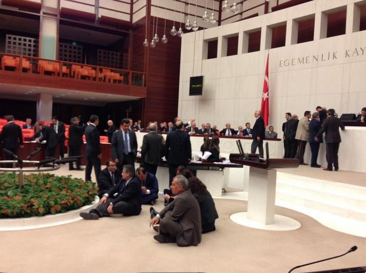 TBMM'de milletvekillerinden oturma eylemi
