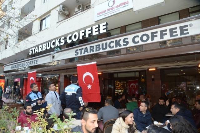 Adana'da zabıta Starbucks'a Türk bayrağı astı