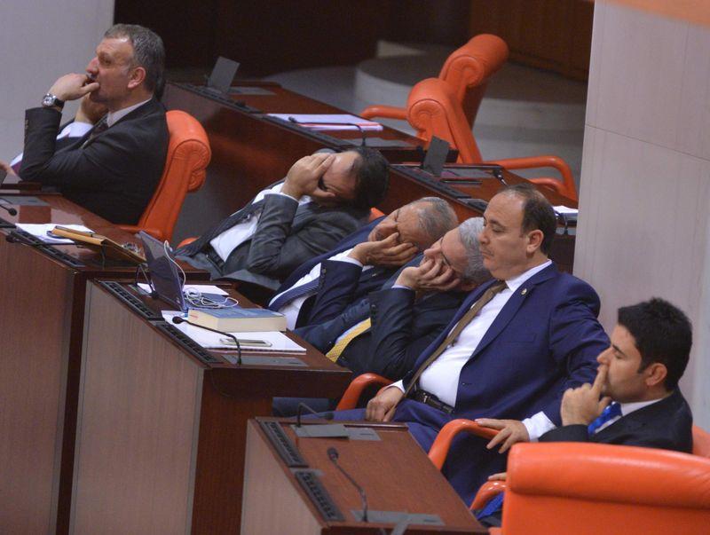 Yorgun düşen vekiller Meclis'te uyuyakaldı
