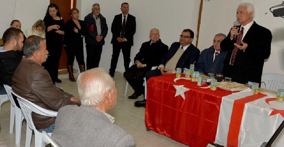 KKTC'de Türk bayrağı sofra bezi gibi kullanıldı