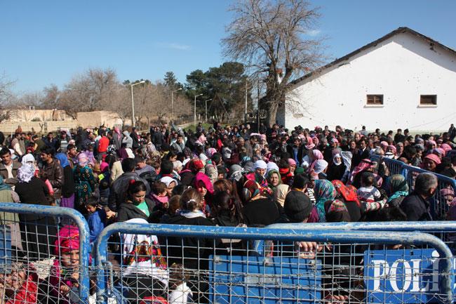 Türkiye'ye sığınan binlerce kişi Kobani'ye dönüyor