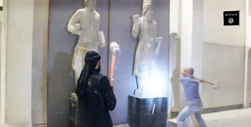 IŞİD Musul'daki bir müzede heykelleri yıktı