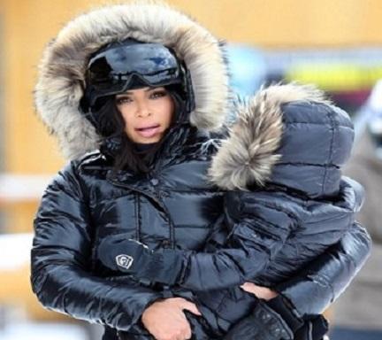 Kim Kardashian kızıyla bir örnek giyindi