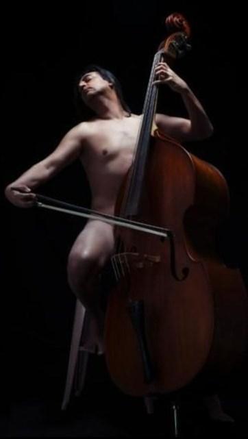 Şarkıcı Çelik çıplak poz verdi