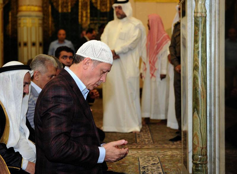 Cumhurbaşkanı Erdoğan Mescid-i Nebevi'de namaz kıldı