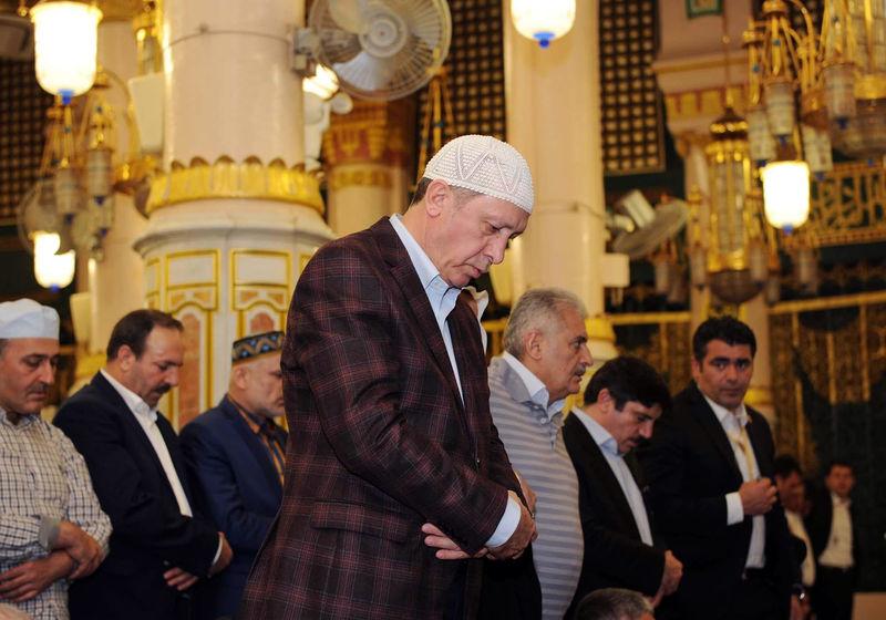 Cumhurbaşkanı Erdoğan Mescid-i Nebevi'de namaz kıldı