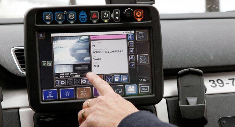 İsveç'te polis araçları kendi kendine kontrol yapıyor