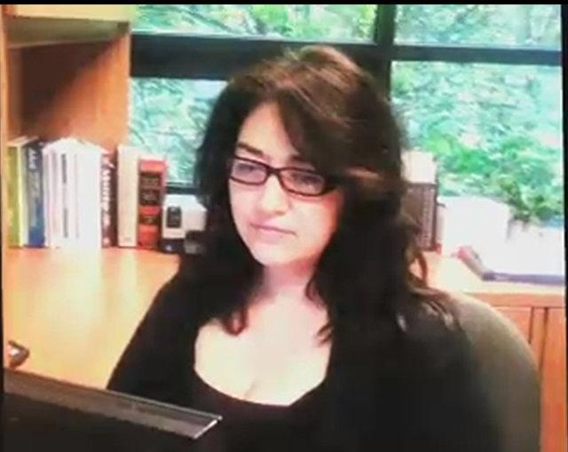 Patates cipsi ile sarhoş olan adam