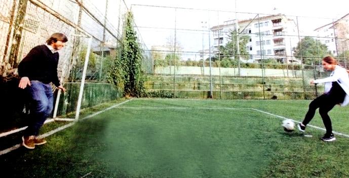 Rıdvan Dilmen şiddete karşı kızıyla top oynadı