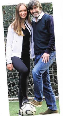 Rıdvan Dilmen şiddete karşı kızıyla top oynadı