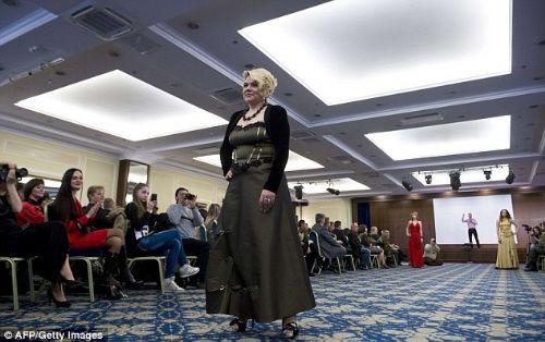 Ukraynalı kadın askerler podyuma çıktı