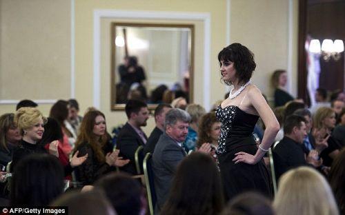 Ukraynalı kadın askerler podyuma çıktı