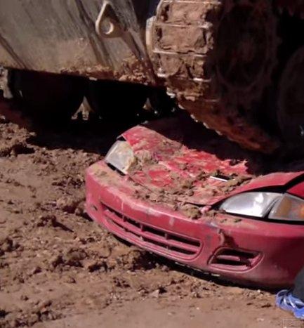 iPhone 6'nın üzerinden tankla geçtiler