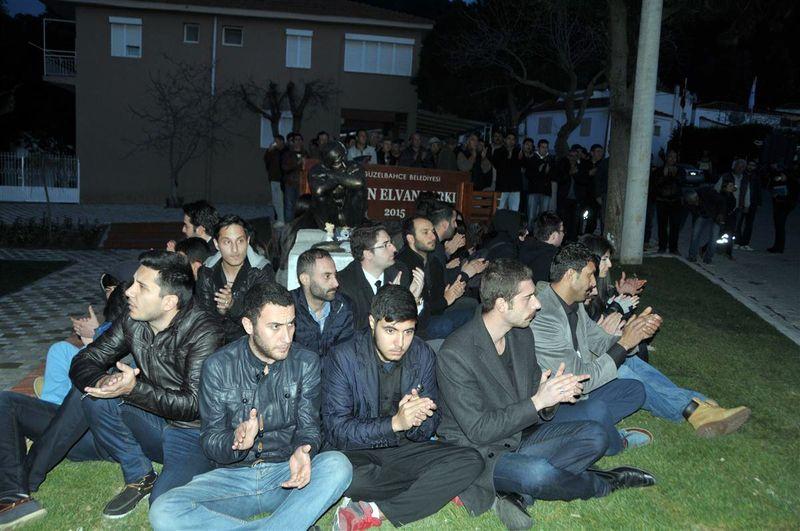 İzmir'de Berkin Elvan heykelinin önünde nöbet tuttular