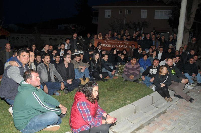 İzmir'de Berkin Elvan heykelinin önünde nöbet tuttular