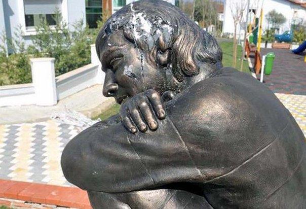 İzmir'de Berkin Elvan heykelinin önünde nöbet tuttular