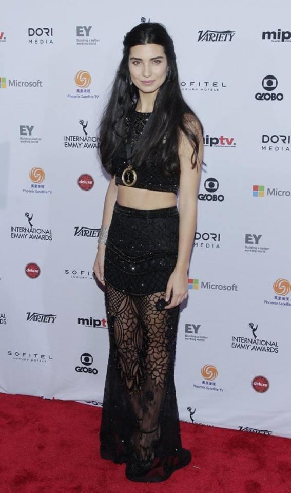 Tuba Büyüküstün'ün hayranları 50 metrelik mektup yazdı