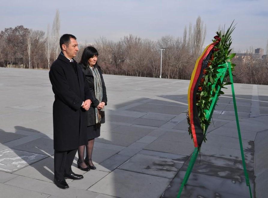Cem Özdemir Ermenistan'da soykırım anıtına çelenk koydu