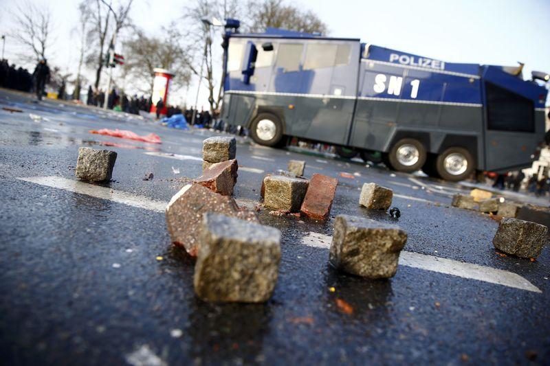 Almanya'da eylemcilere TOMA'lı müdahale