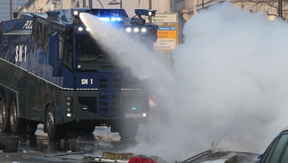 Almanya'da eylemcilere TOMA'lı müdahale