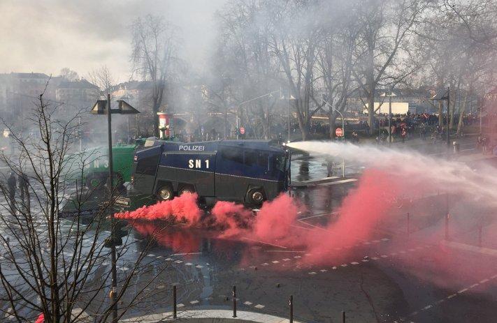 Almanya'da eylemcilere TOMA'lı müdahale