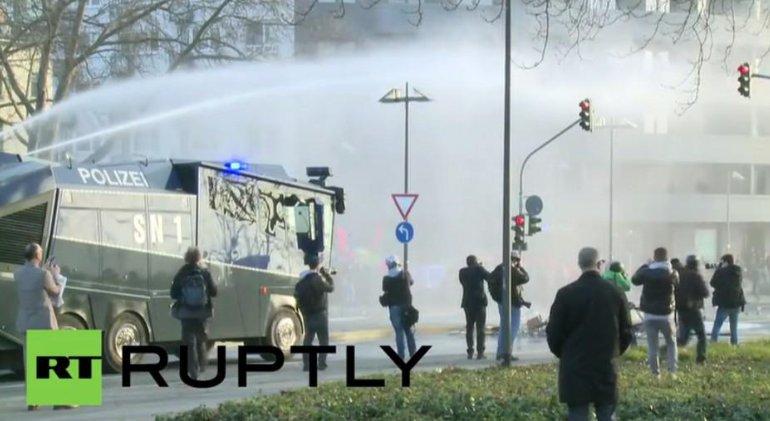 Almanya'da eylemcilere TOMA'lı müdahale