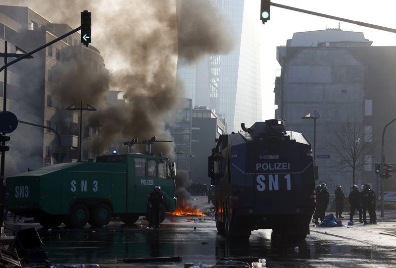 Almanya'da eylemcilere TOMA'lı müdahale