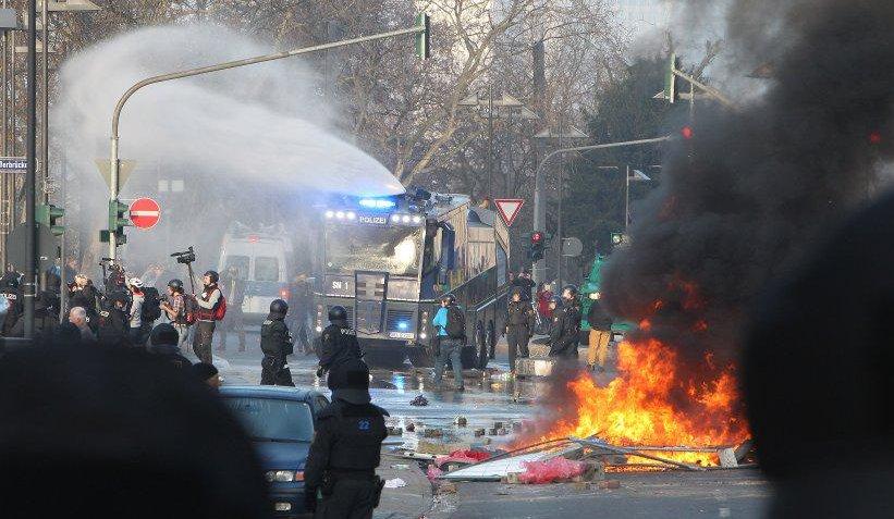 Almanya'da eylemcilere TOMA'lı müdahale