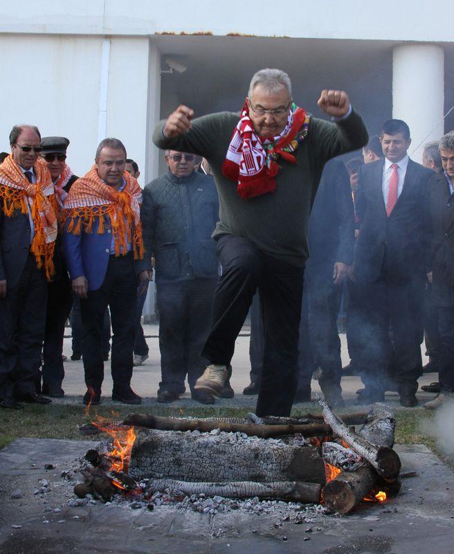 Deniz Baykal Nevruz ateşinin üzerinden atladı