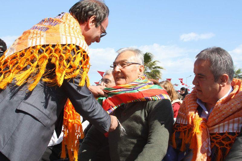 Deniz Baykal Nevruz ateşinin üzerinden atladı