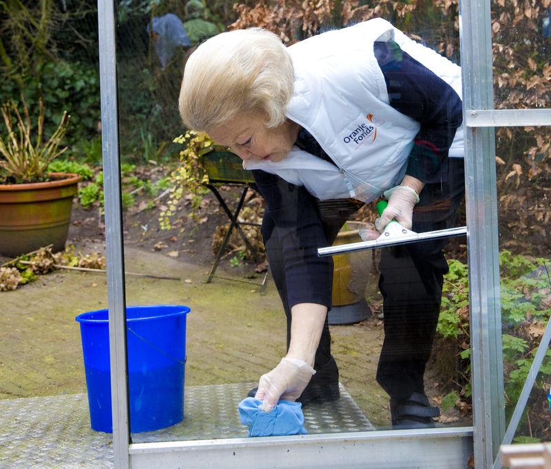 Hollandalı kraliçe Beatrix temizlikte