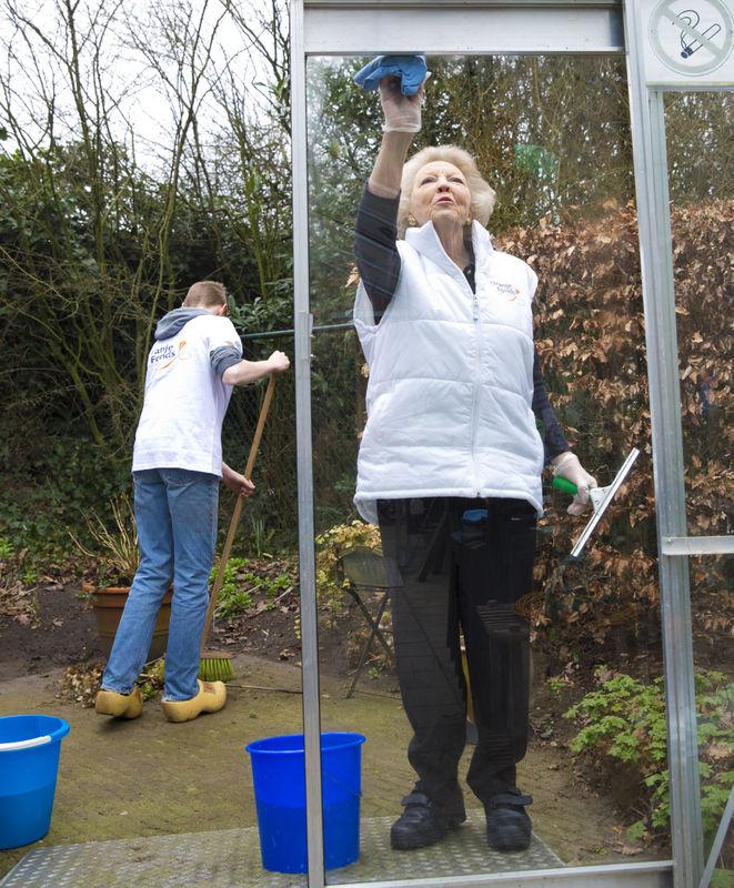 Hollandalı kraliçe Beatrix temizlikte