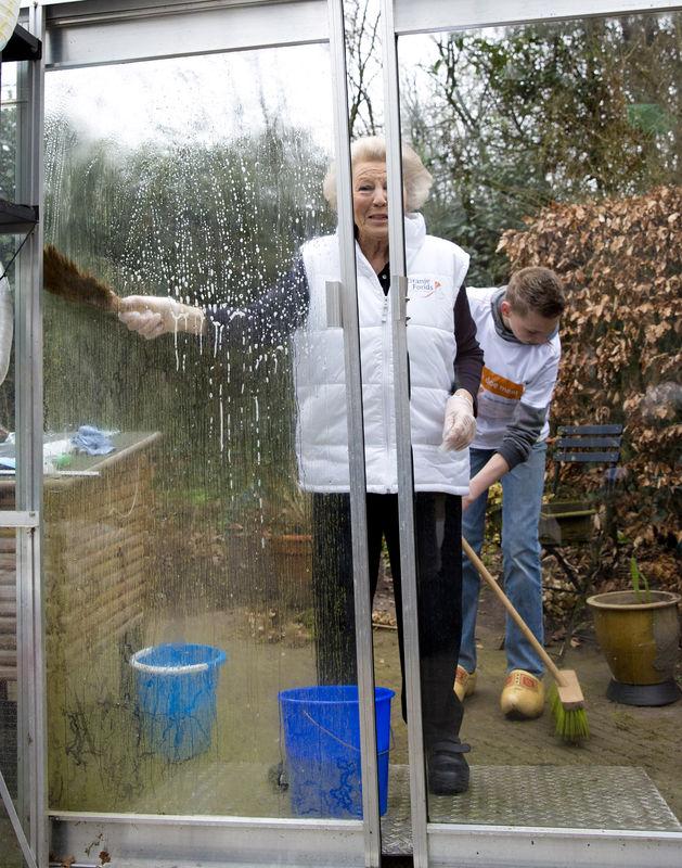Hollandalı kraliçe Beatrix temizlikte