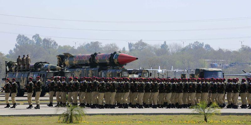 Pakistan yeni silahlarını tanıttı