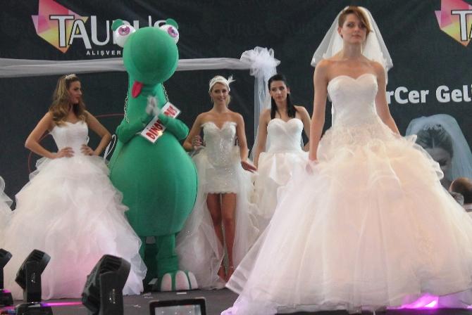 Chloe Loughnan gelinlik giydi