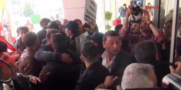 Karşıyaka'da işçiler belediyenin hizmet binasını bastı