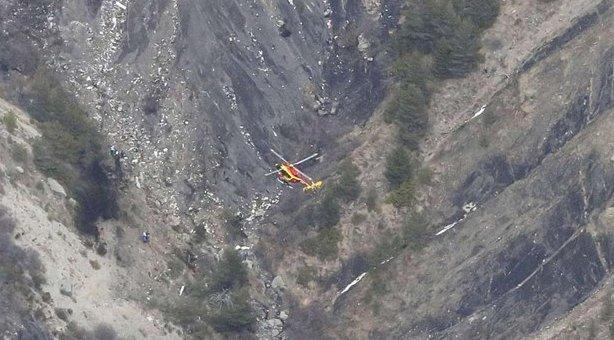 Fransa'da düşen uçağa ait ilk görüntüler - İzle