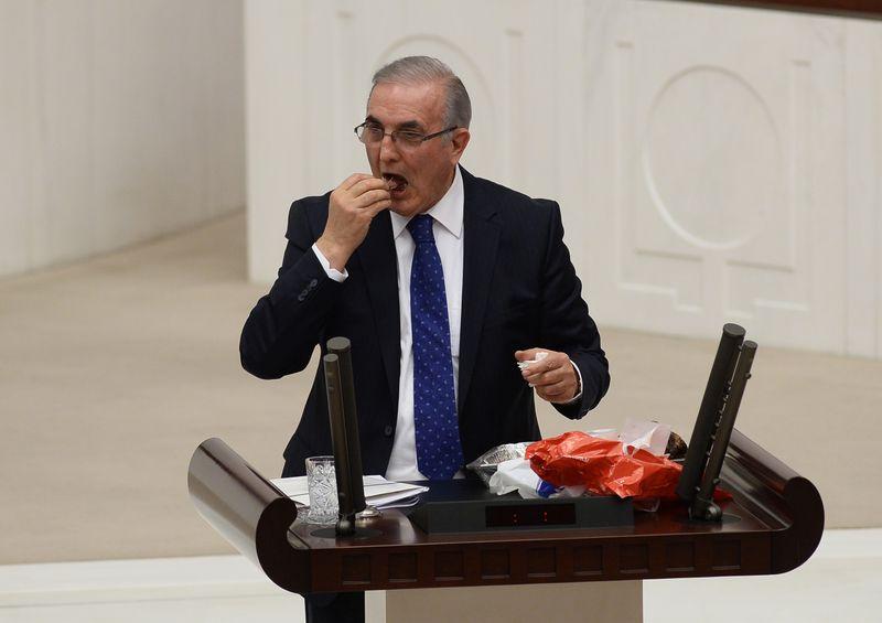 CHP'li vekil kürsüye pişmiş kelleyle çıktı