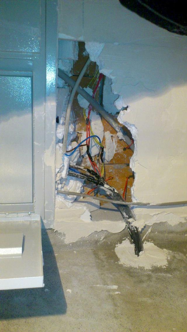 Diyarbakır'da sıfır binalara kaçak elektrik hattı döşendi