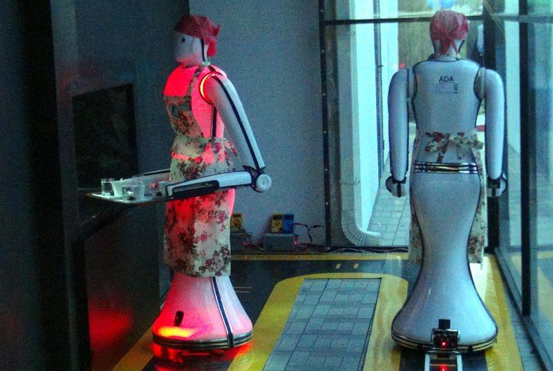 Konya'daki bu kafede robot garsonlar servis yapıyor