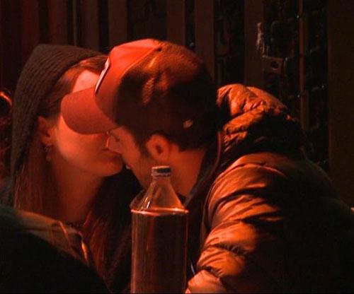 Gupse Özay sevgilisi ile öpüşürken görüntülendi