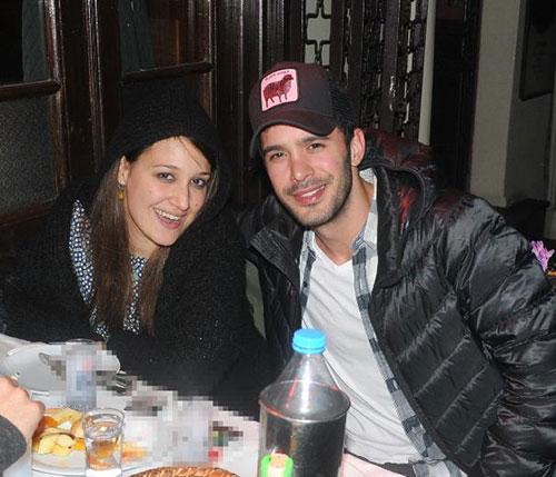 Gupse Özay sevgilisi ile öpüşürken görüntülendi