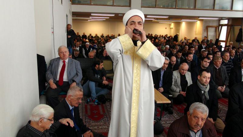 Alman Bakan Schneider cuma namazını izledi