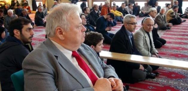 Alman Bakan Schneider cuma namazını izledi