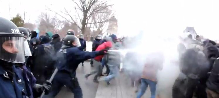 Kanada polisinden öğrencilerin eylemine sert müdahale