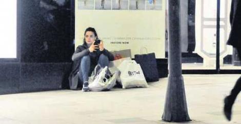 Özge Özpirinçci sokak ortasına oturdu